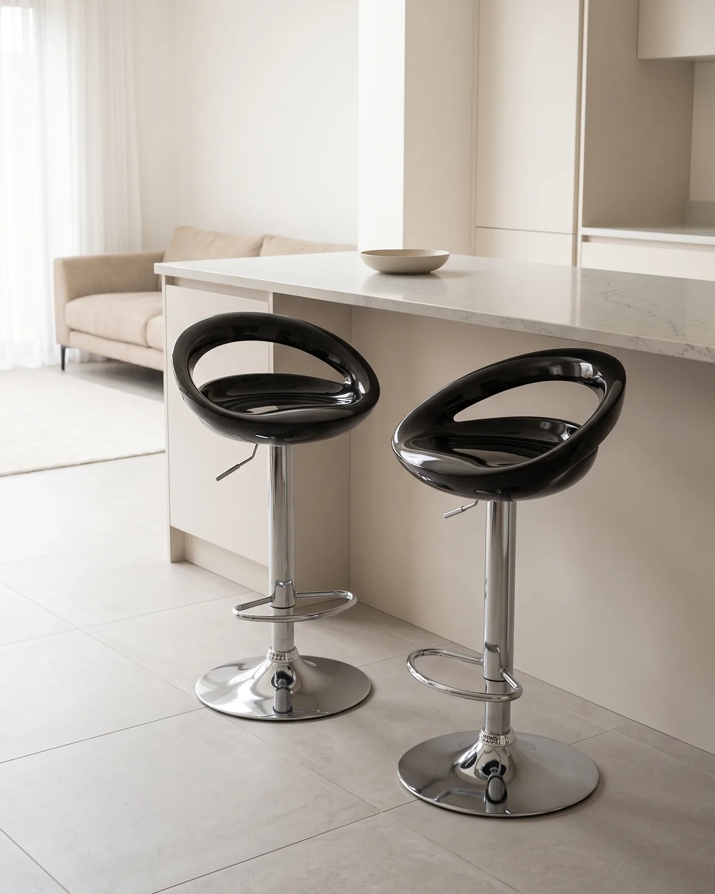 Deux tabourets dans une cuisine ouverte sur le salon